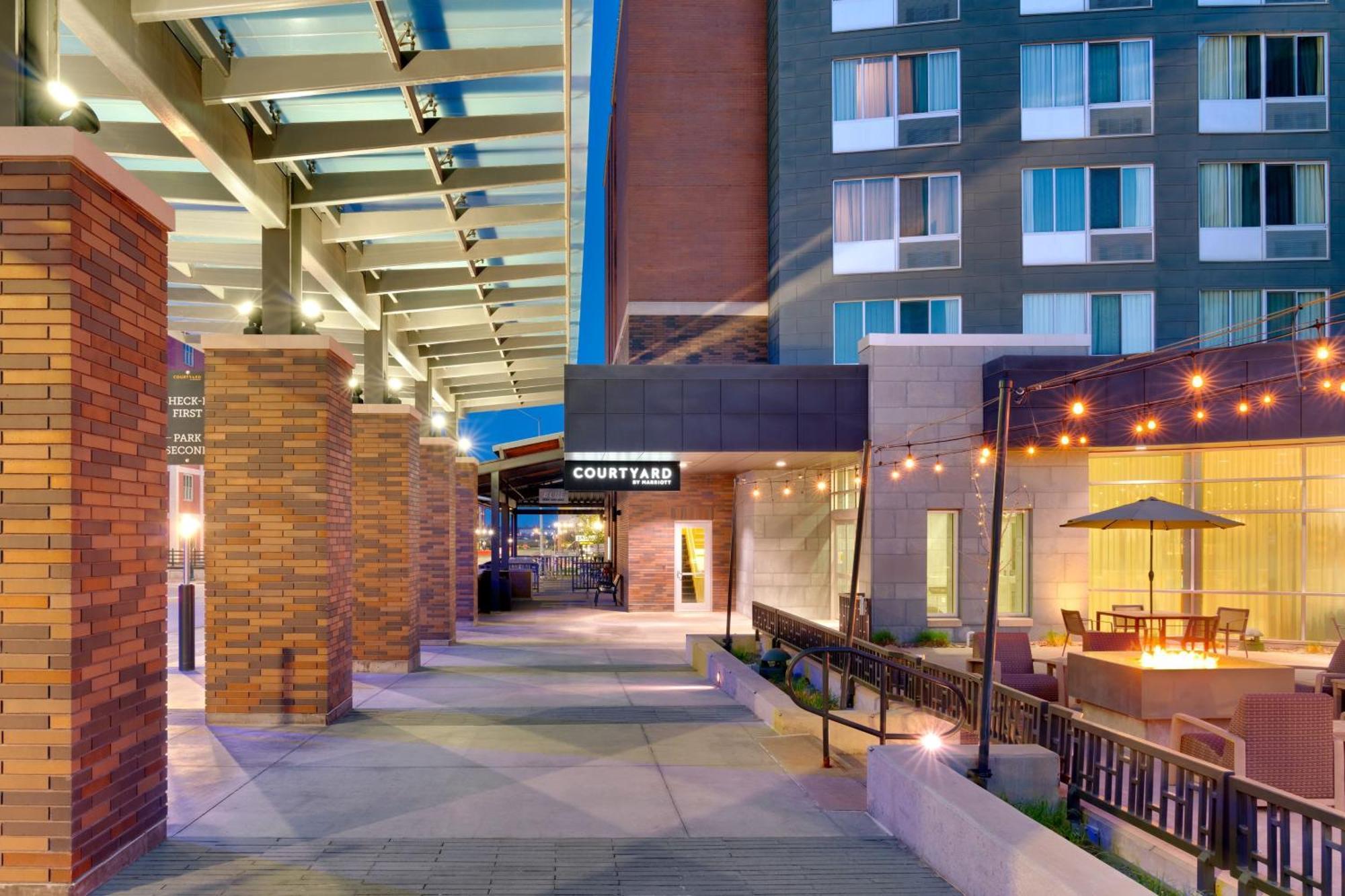 Courtyard Lincoln Downtown Hotel Ngoại thất bức ảnh