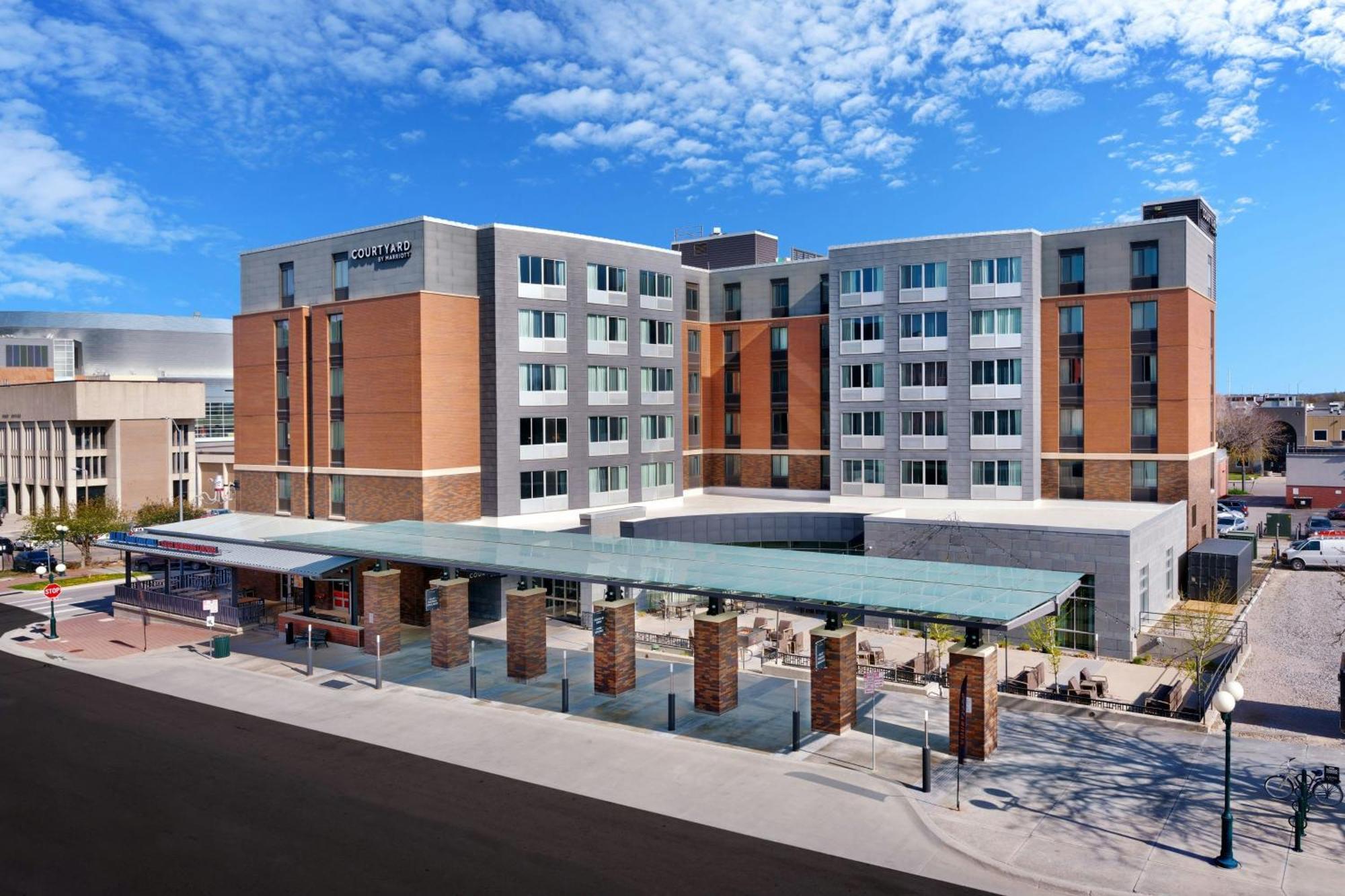Courtyard Lincoln Downtown Hotel Ngoại thất bức ảnh
